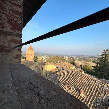 مبيت وإفطار تْشيرتالدو Antica Torre Del Borgo المظهر الخارجي الصورة
