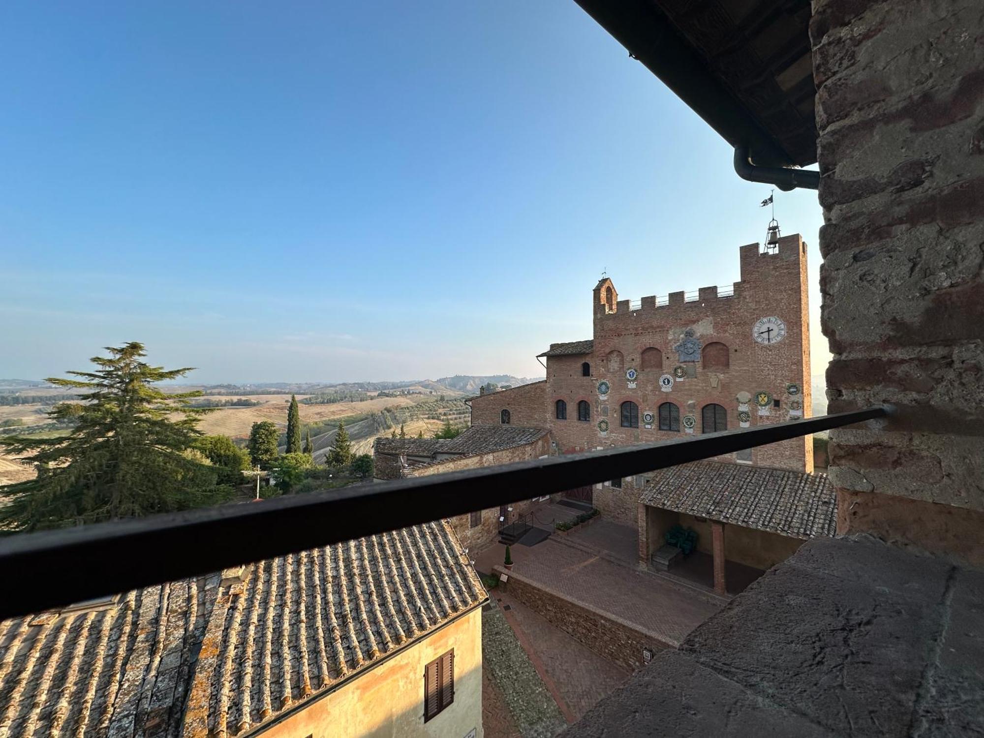 مبيت وإفطار تْشيرتالدو Antica Torre Del Borgo المظهر الخارجي الصورة